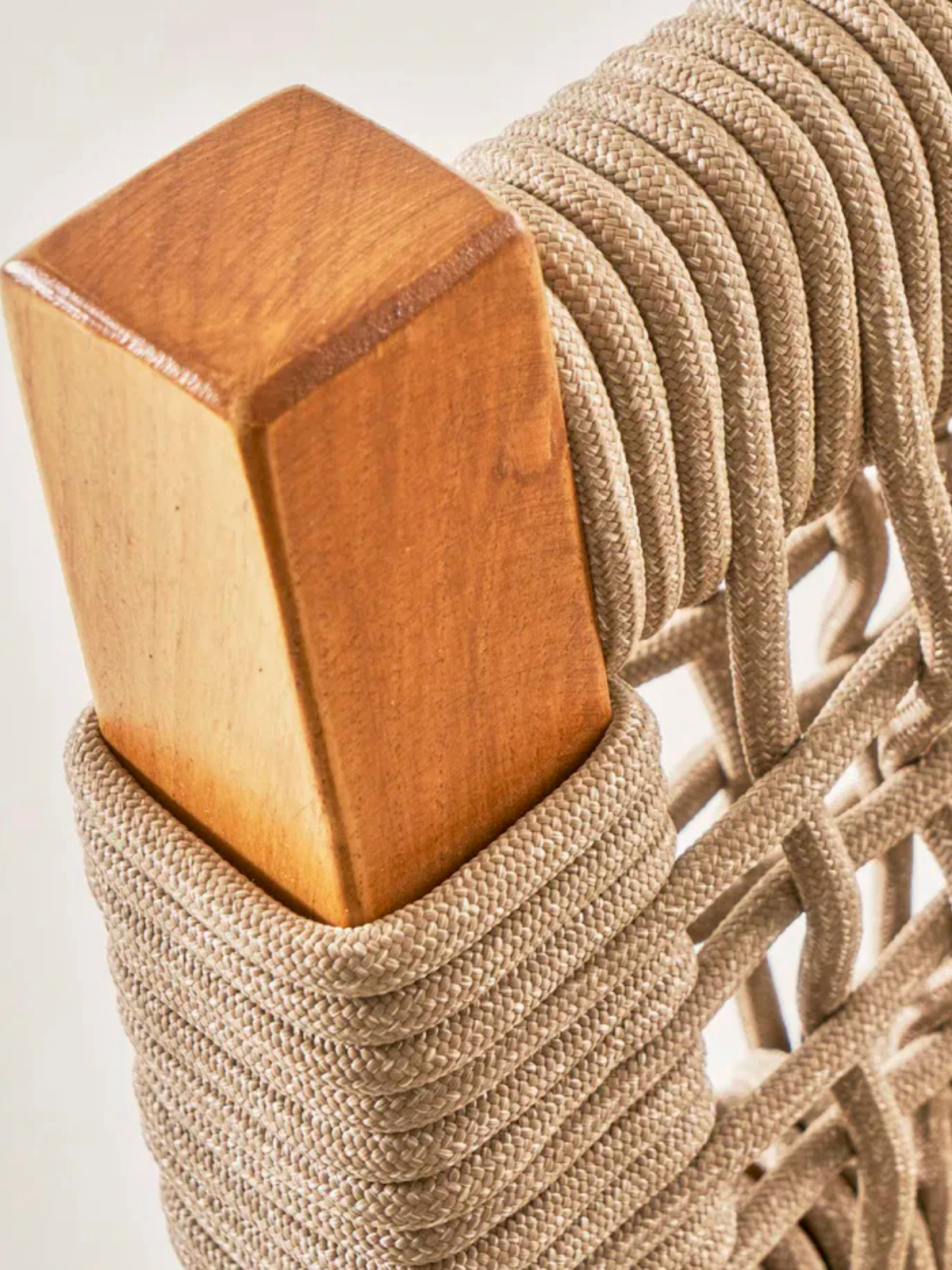 Maya Kollu Ahşap Sandalye | El Dokuması Doğal Jüt Halatlı Tasarım